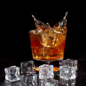 Fotografia reklamowa, splash - szklaneczka whisky 3