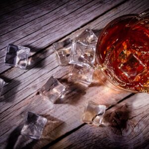 Fotografia reklamowa, splash - szklaneczka whisky